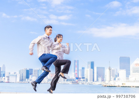 走るエンジニアチーム 走るエンジニアチーム 99738706