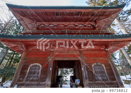 残雪の比叡山延暦寺東塔 文殊楼 残雪の比叡山延暦寺東塔 文殊楼 99738812