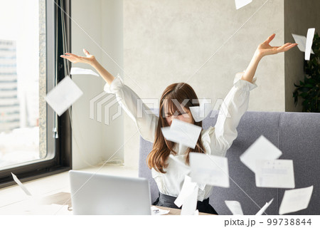 領収書を投げ出す女性 99738844