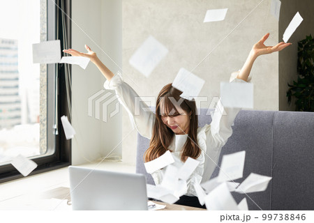 領収書を投げ出す女性 領収書を投げ出す女性 99738846