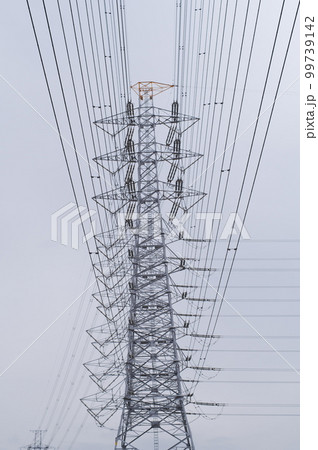 大きな高圧送電鉄塔 99739142