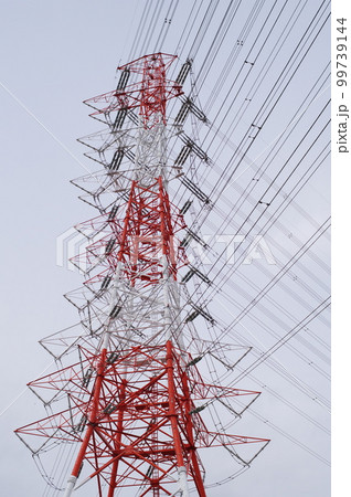 赤白塗装された大きな高圧送電鉄塔 赤白塗装された大きな高圧送電鉄塔 99739144