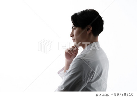 医療イメージ　白衣の男性　悩む 99739210