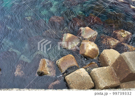 富山市八重津浜の突堤付近の波消しブロックなどの様子 99739332