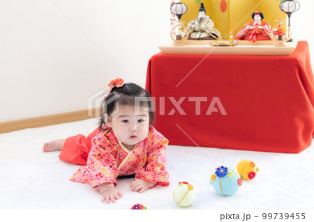 初節句 着物を着た赤ちゃん 初節句 着物を着た赤ちゃん 99739455