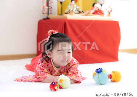 初節句　着物を着た赤ちゃん 99739456