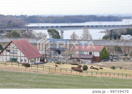 牧場から眺める風景（名鉄豊田線と愛知池、愛知牧場　愛知県 日進市） 99739470