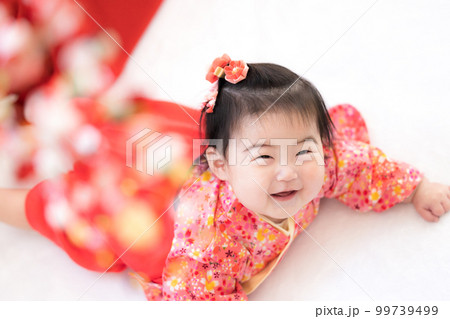 初節句 着物を着た赤ちゃん 初節句 着物を着た赤ちゃん 99739499