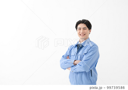 作業着の男性　白バック　ポートレート 99739586