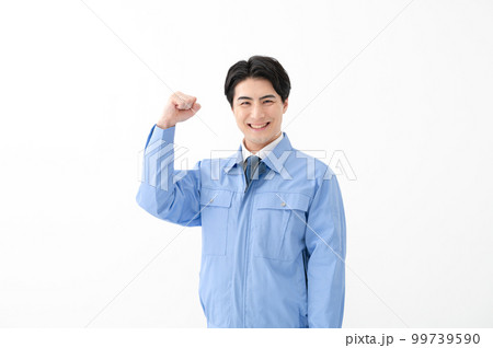 作業着の男性 白バック ガッツポーズ 作業着の男性 白バック ガッツポーズ 99739590