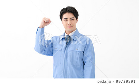 作業着の男性　白バック　ガッツポーズ 99739591