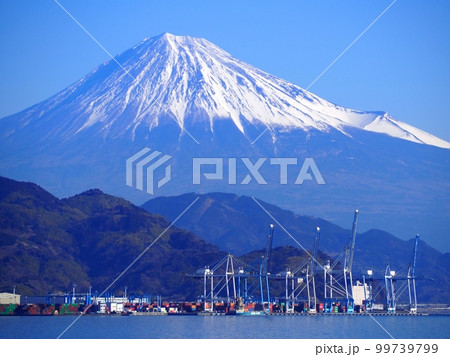 <静岡市清水>清水港からみた興津ふ頭越しの富士山 <静岡市清水>清水港からみた興津ふ頭越しの富士山 99739799
