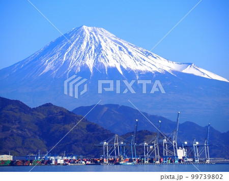 <静岡市清水>清水港からみた興津ふ頭越しの富士山 <静岡市清水>清水港からみた興津ふ頭越しの富士山 99739802