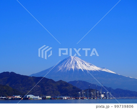 ＜静岡市清水＞清水港からみた興津ふ頭越しの富士山 99739806