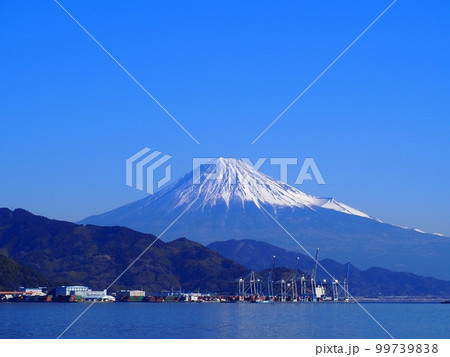 ＜静岡市清水＞清水港からみた興津ふ頭越しの富士山 99739838