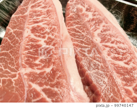食品トレーに入った国産牛ミスジ  ステーキ用　写真素材 99740147