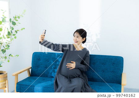 妊婦　リビング　　 99740162
