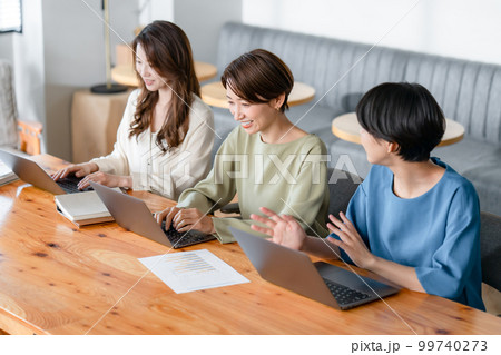 ビジネス 女性 笑顔 会話 パソコン ビジネス 女性 笑顔 会話 パソコン 99740273