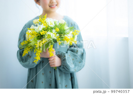 ミモザの花束を持った女の子 ミモザの花束を持った女の子 99740357