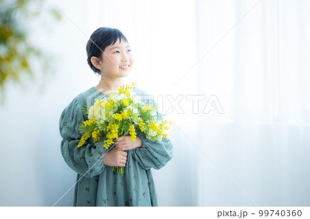 ミモザの花束を持った女の子 ミモザの花束を持った女の子 99740360