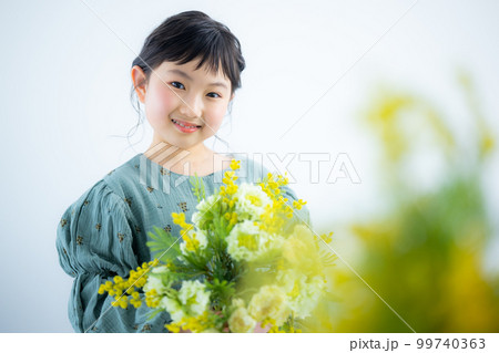 ミモザの花束を持った女の子 ミモザの花束を持った女の子 99740363