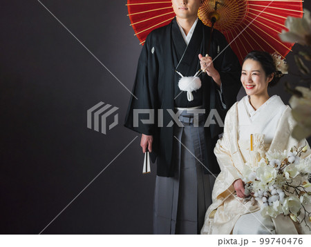 白無垢の新郎新婦　　 99740476