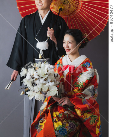 色打掛の新郎新婦　　 99740477