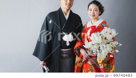 色打掛の新郎新婦　　 99740483