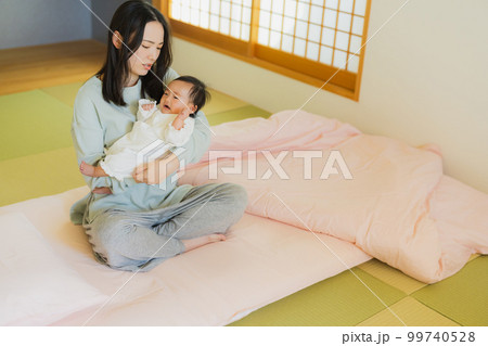 赤ちゃんを抱っこするママ　和室　 99740528