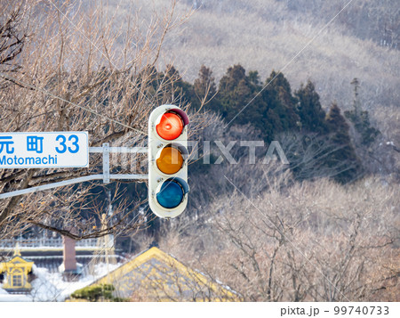 雪が多い地域に多く見られる縦型の信号機。(北海道函館市内) 99740733