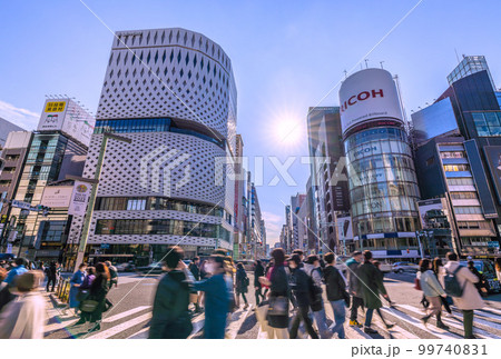 日本の東京都市景観 コロナ禍の銀座四丁目の交差点などを望む…。画面右は閉館した三愛＝20日 99740831