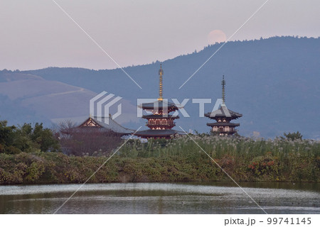 薄暮の月の出と薬師寺の風景 99741145
