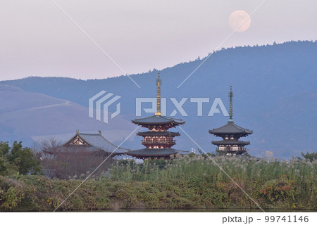 薄暮の月の出と薬師寺の風景 99741146
