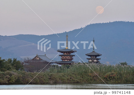 薄暮の月の出と薬師寺の風景 99741148