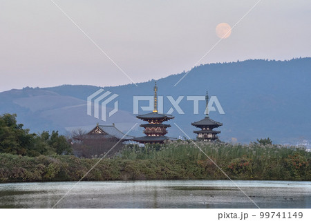 薄暮の月の出と薬師寺の風景 99741149