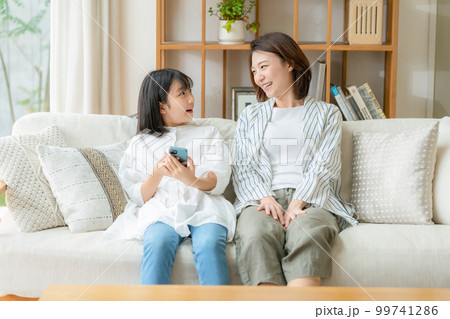 スマホ　親子　驚く 99741286