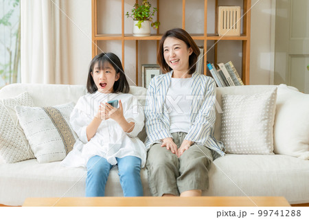 スマホ　親子　驚く 99741288