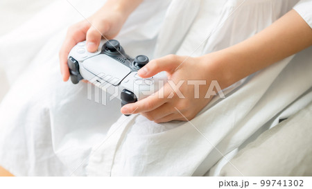 ゲームをする手元　子供 99741302