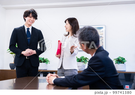 来訪客の対応をする女性秘書 来訪客の対応をする女性秘書 99741380