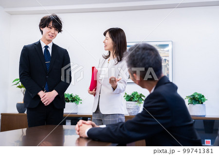 来訪客の対応をする女性秘書 99741381