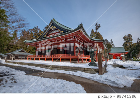 残雪の比叡山延暦寺東塔 大講堂 残雪の比叡山延暦寺東塔 大講堂 99741586