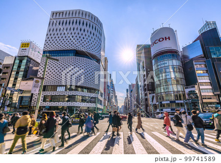 日本の東京都市景観 コロナ禍の銀座四丁目の交差点。逆光に…黒い影が…。(三愛は閉館)=2月20日 日本の東京都市景観 コロナ禍の銀座四丁目の交差点。逆光に…黒い影が…。(三愛は閉館)=2月20日 99741589