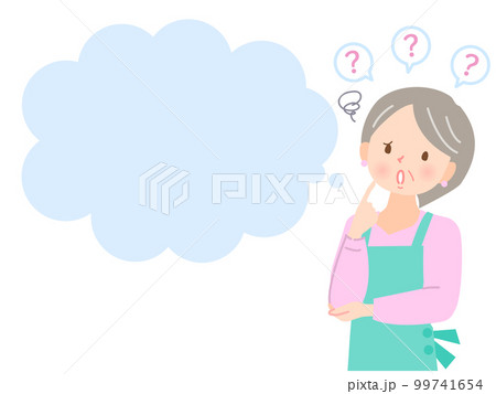 不安な表情のエプロン姿の中年女性と吹き出し 99741654