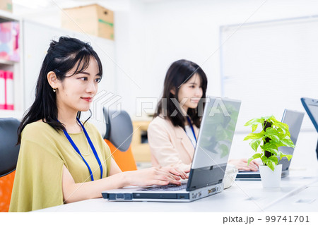 オフィスでデスクワークをする女性スタッフ 99741701