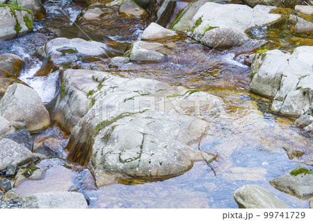 水の流れで削られた岩のある風景 鳥取県 赤波川おう穴群 水の流れで削られた岩のある風景 鳥取県 赤波川おう穴群 99741729