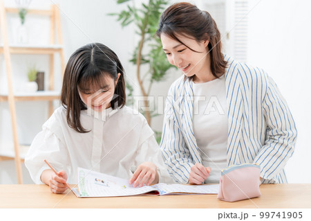 勉強する女の子　　 99741905