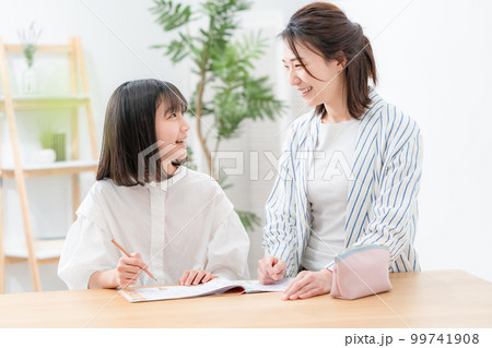 勉強する女の子　　 99741908