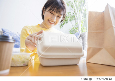 フードデリバリーを注文した若い女性 99742038