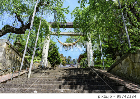 新緑の山形県南陽市烏帽子山公園より 99742334