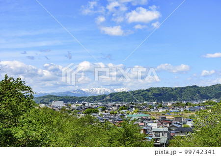 新緑の山形県南陽市烏帽子山公園より 99742341